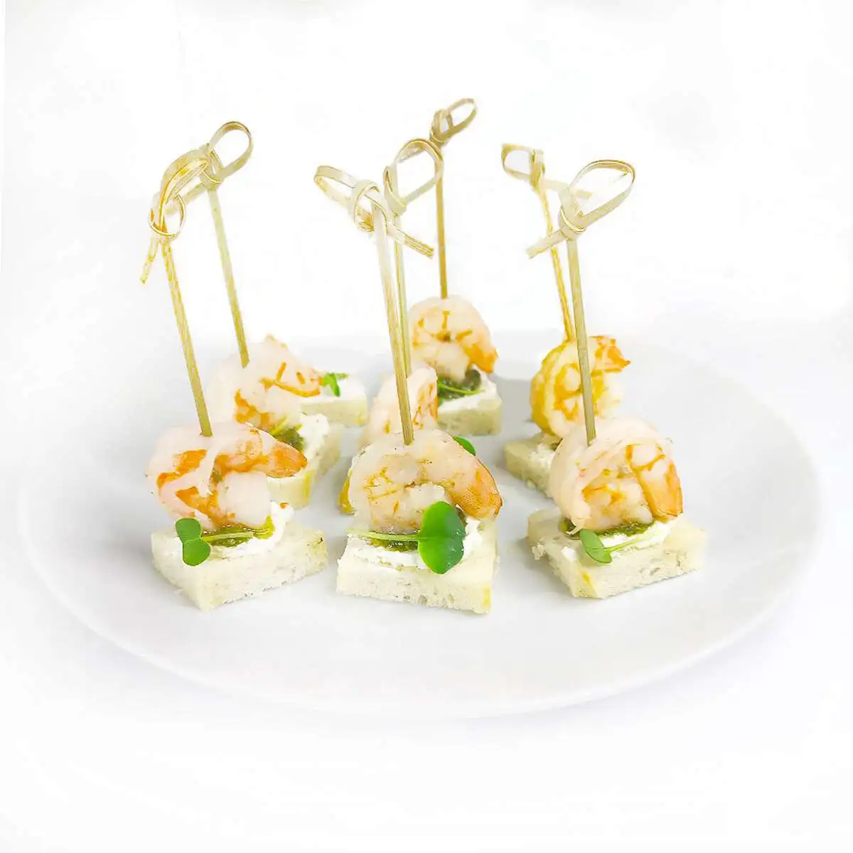 Канапе с тигровой креветкой и гуакамоле на пшеничном хлебе 8шт.