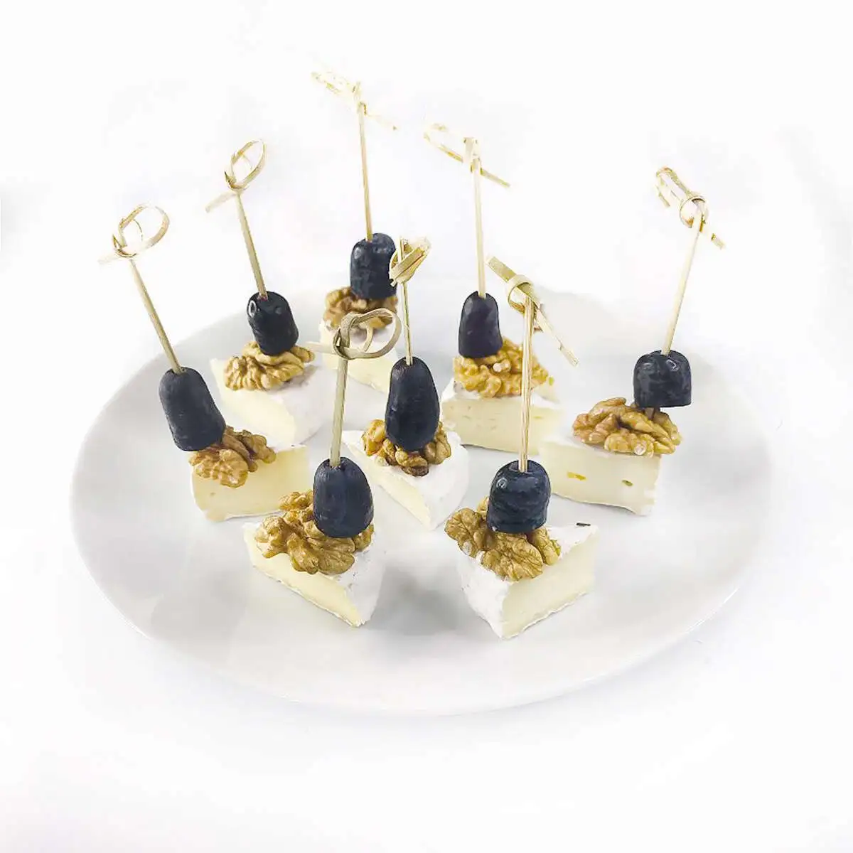 Канапе с сыром "Камамбер", виноградом и грецким орехом 8 шт.