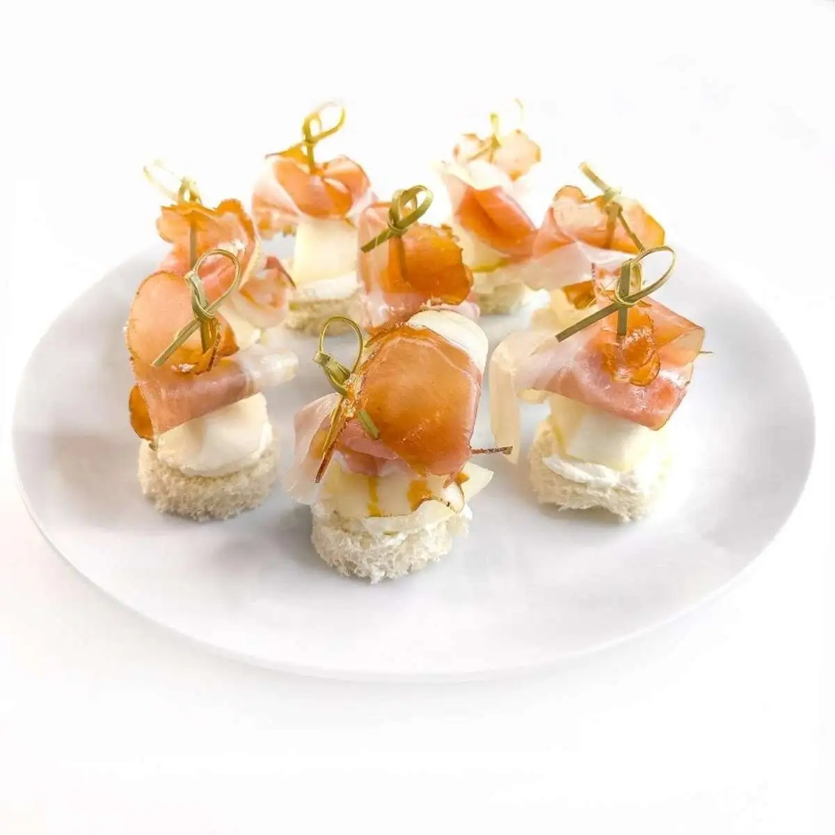 Канапе с пармской ветчиной, грушей и творожным сыром