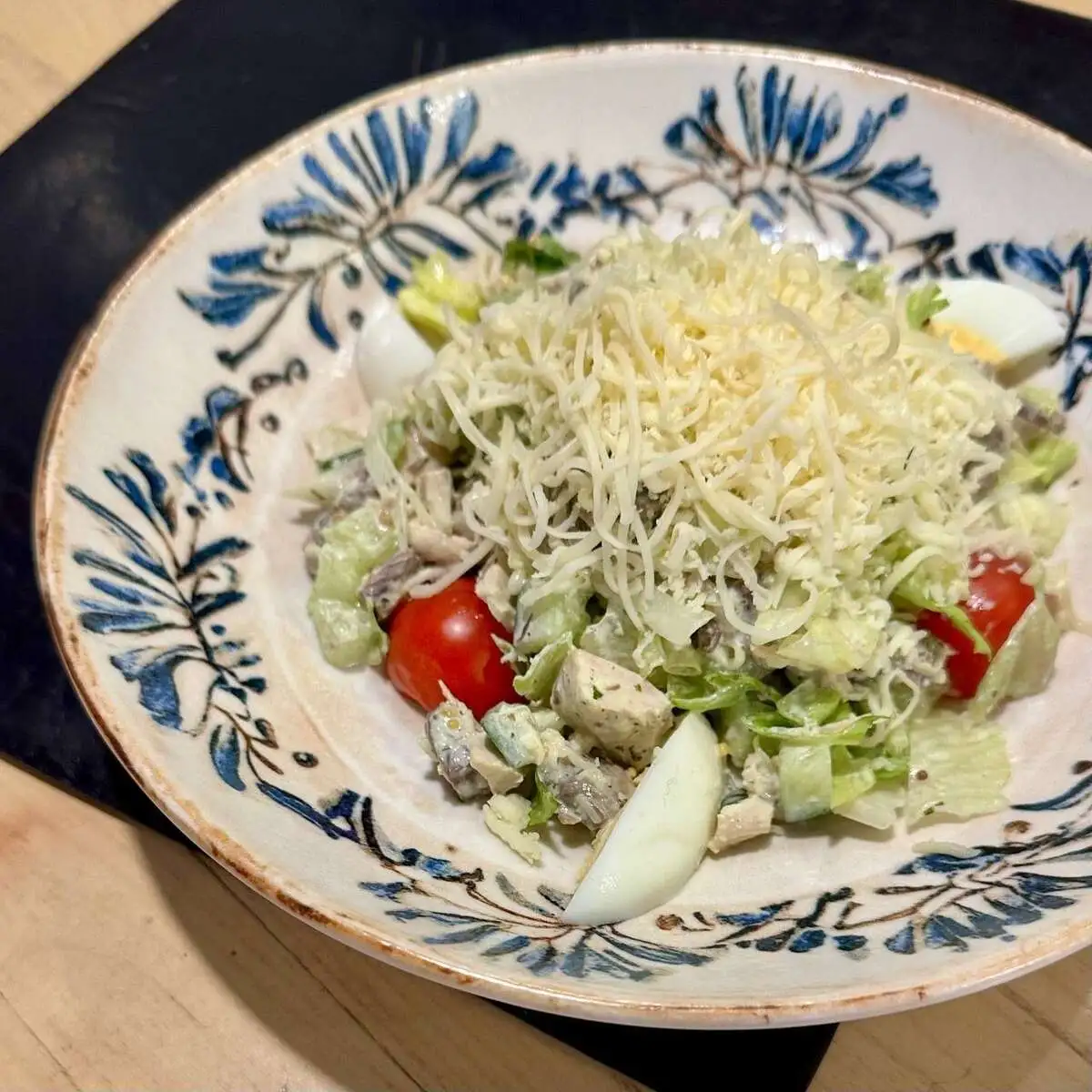 Салат с куриным филе и французской заправкой