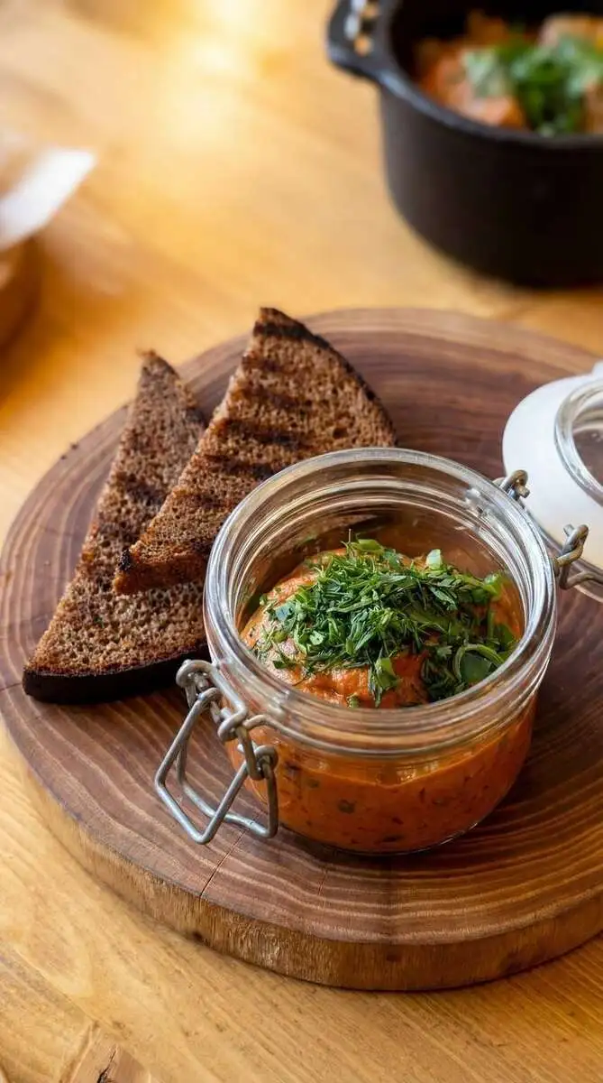 Икра заморская с гренками и чесночком