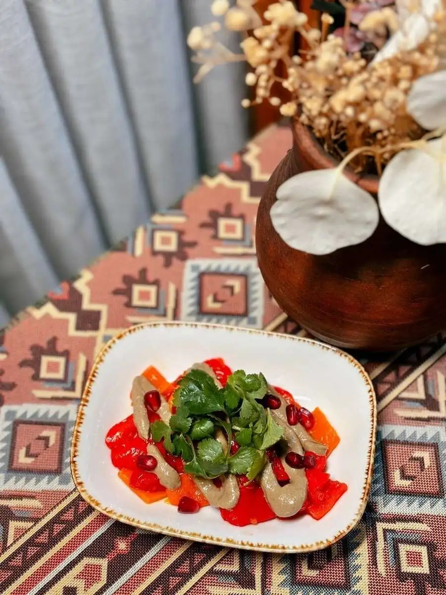 Запеченный перец с орехово-гранатовой заправкой