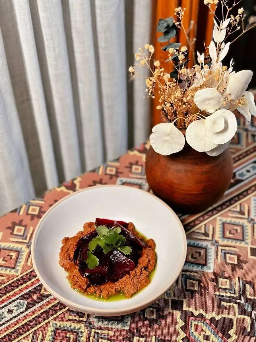 Салат из запеченной свеклы с кремом из кешью