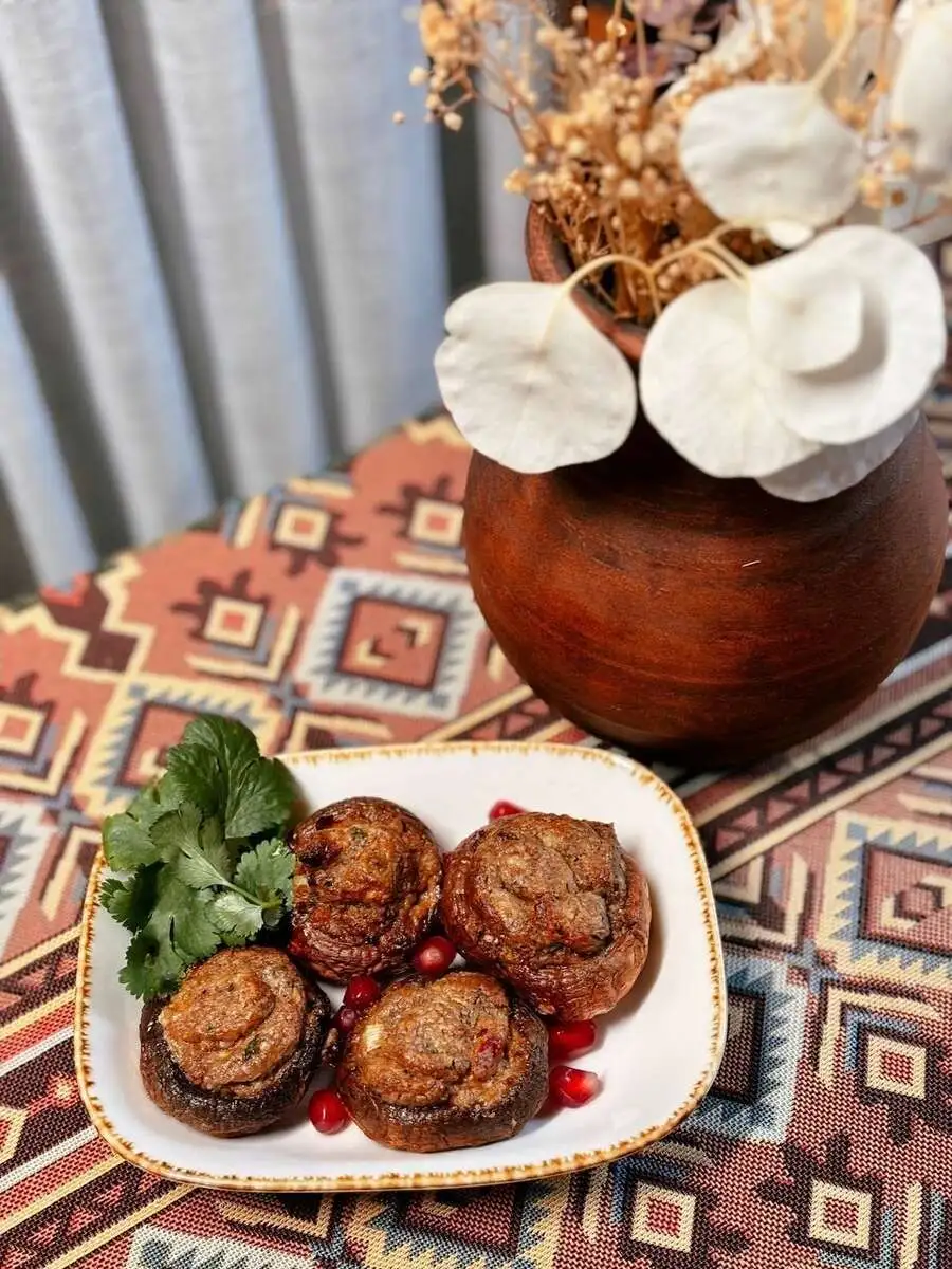Фаршированые шампиньоны с ореховой начинкой