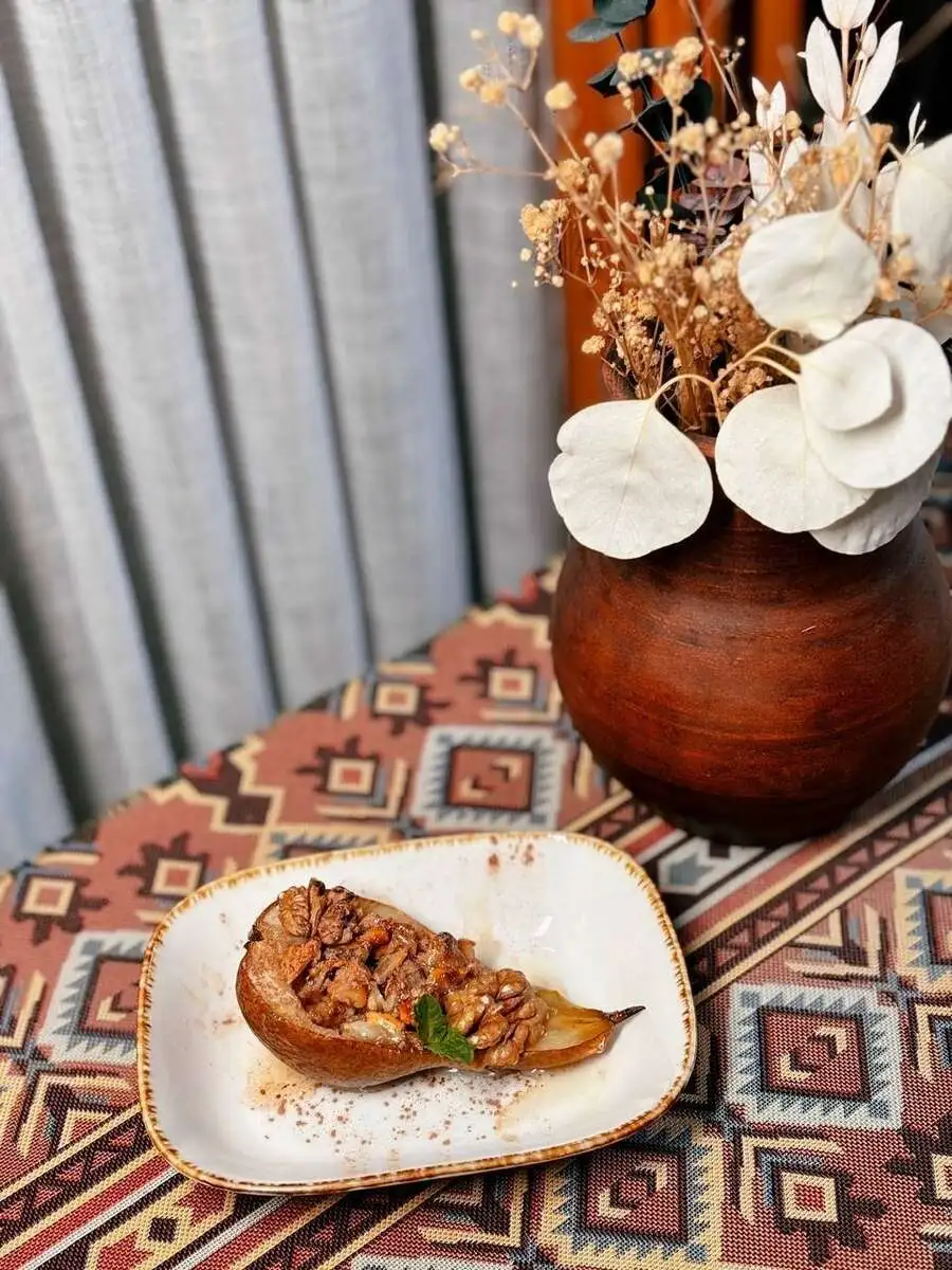 Запеченая груша с медом и грецким орехом