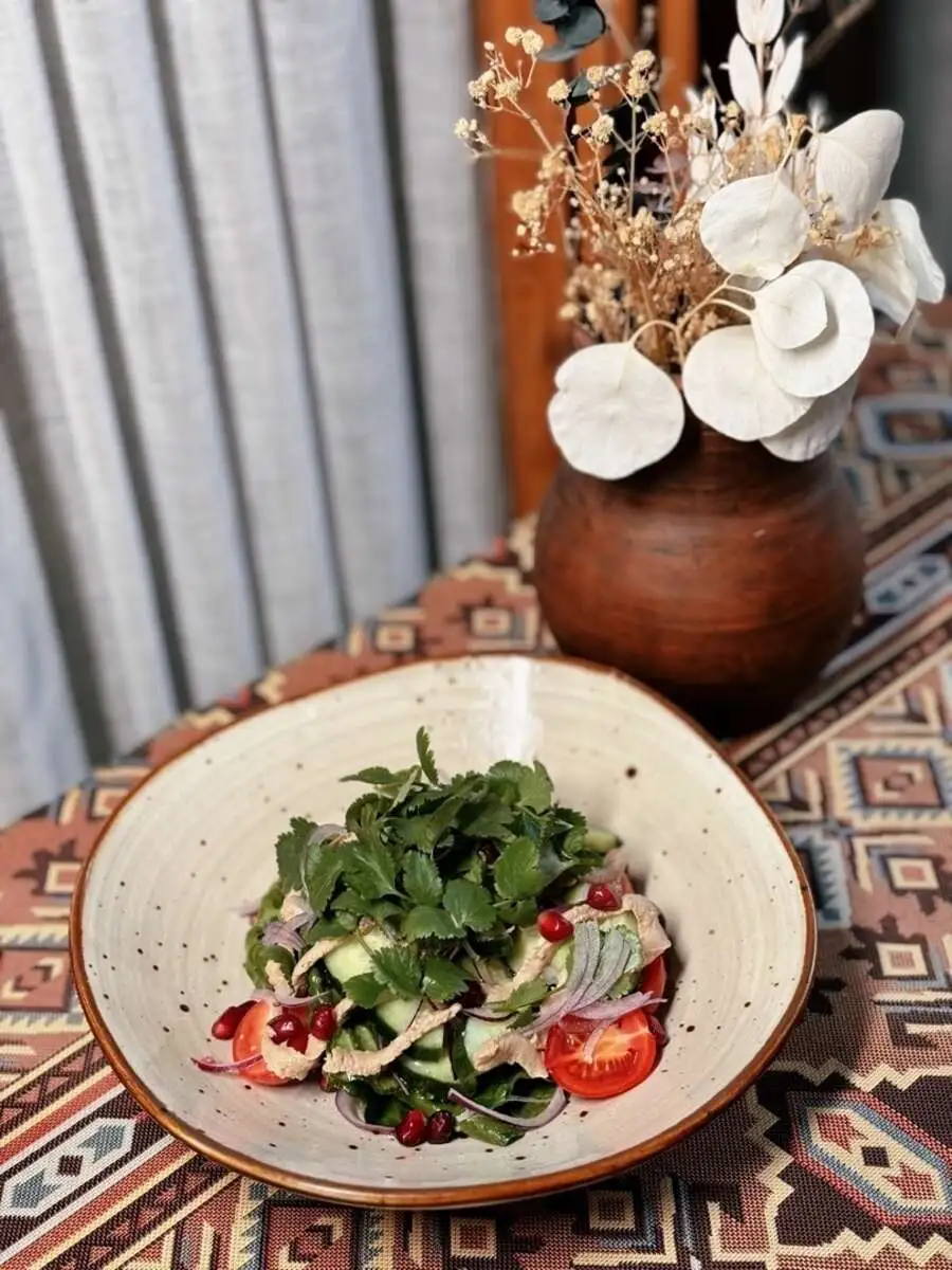 Салат с пряным ореховым пралине