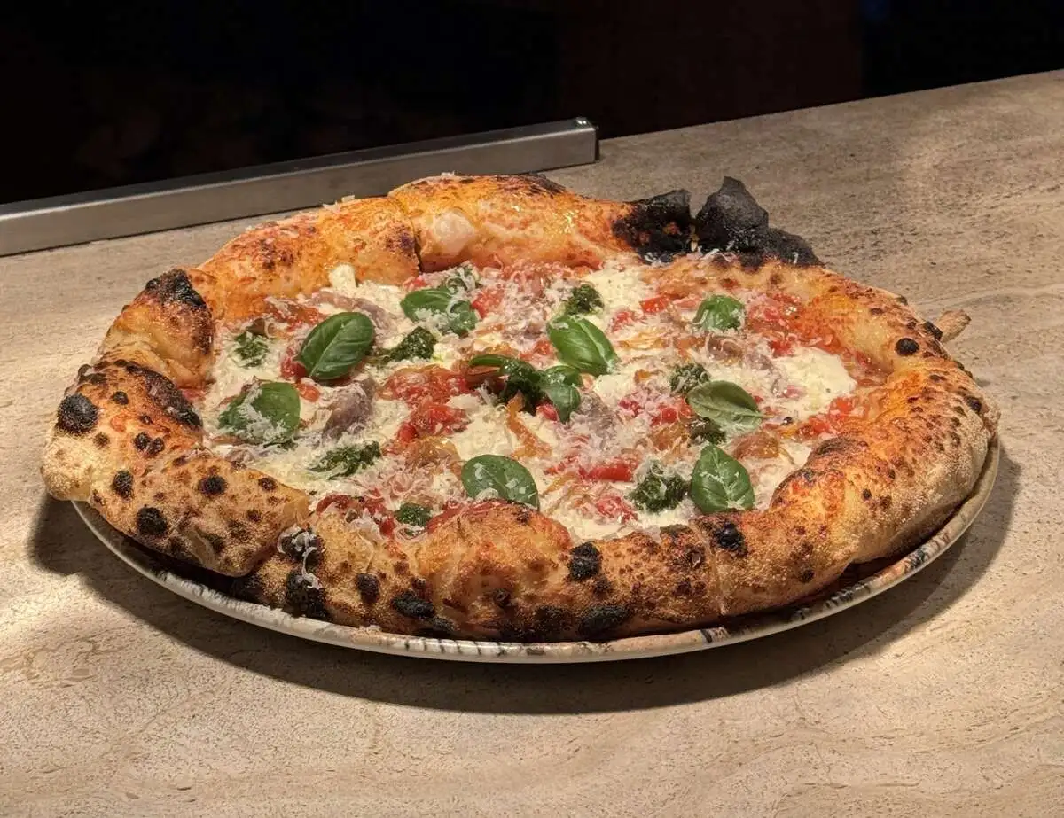 Пицца с анчоусами, печеным перцем и страчателлой