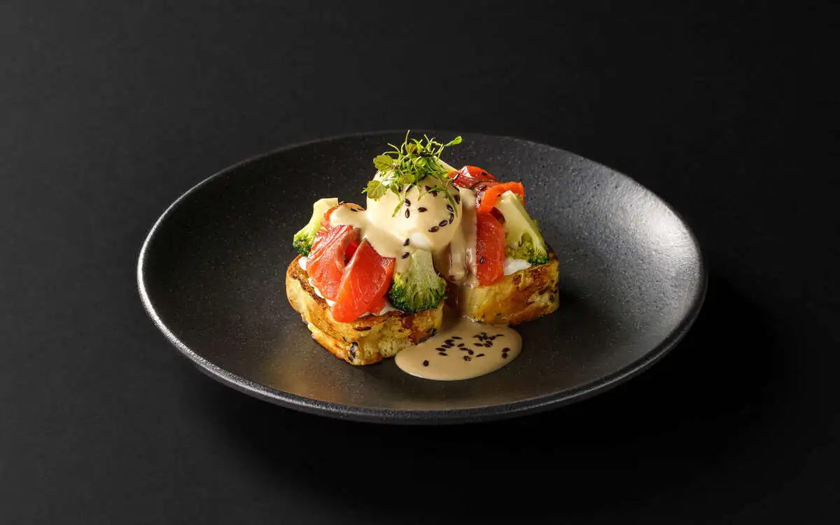 Хала с форелью и яйцом