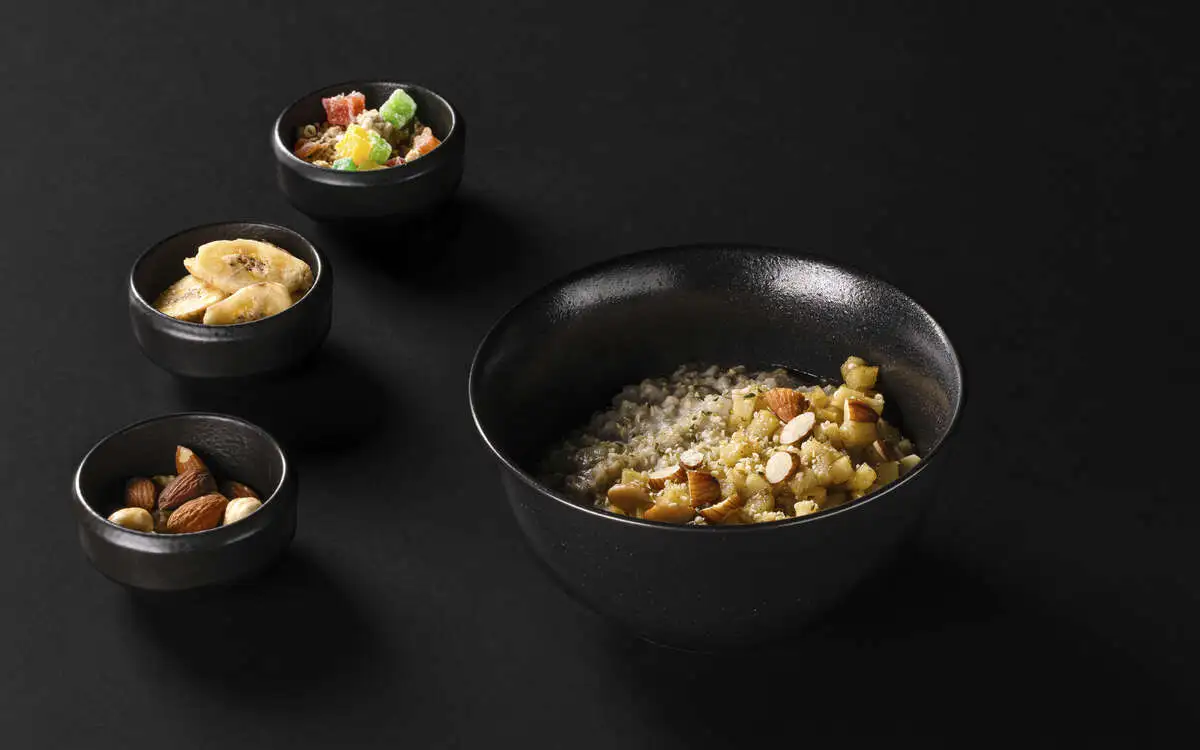 Овсяная каша с карамелизированными  яблоками