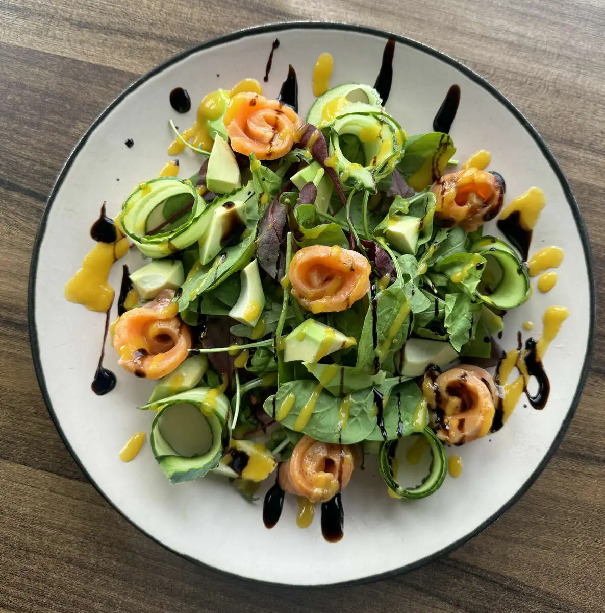 салат с АВОКАДО И ЛОСОСЕМ