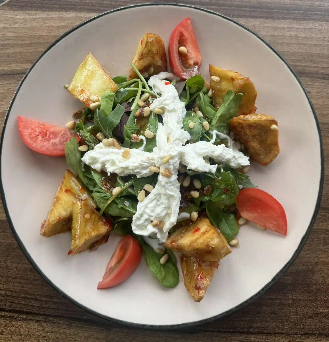 салат СТРАЧАТЕЛЛА С ХРУСТЯЩИМ БАКЛАЖАНОМ(зал2)