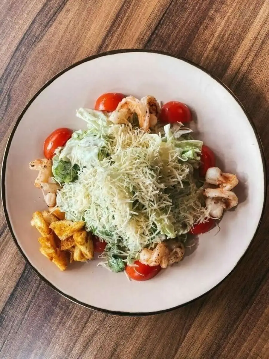 салат ЦЕЗАРЬ С КРЕВЕТКАМИ (зал 2)