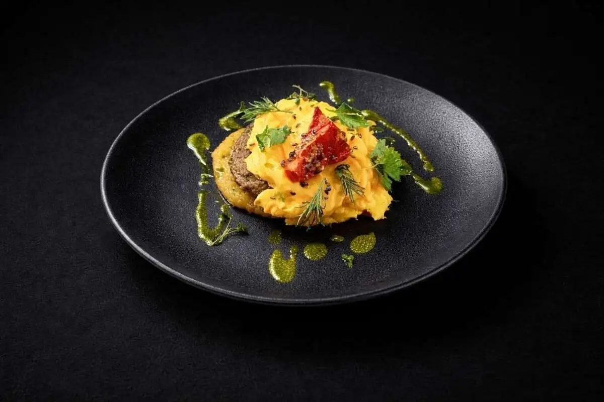 Бифштекс из говядины со скрэмблом