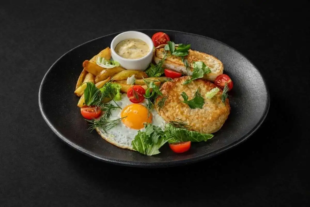 Бифштекс куриный с картофелем и яйцом