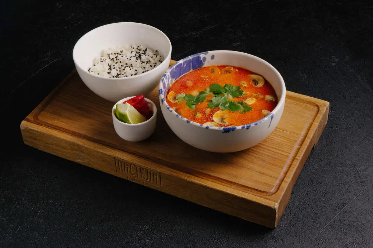 Том ям с морепродуктами