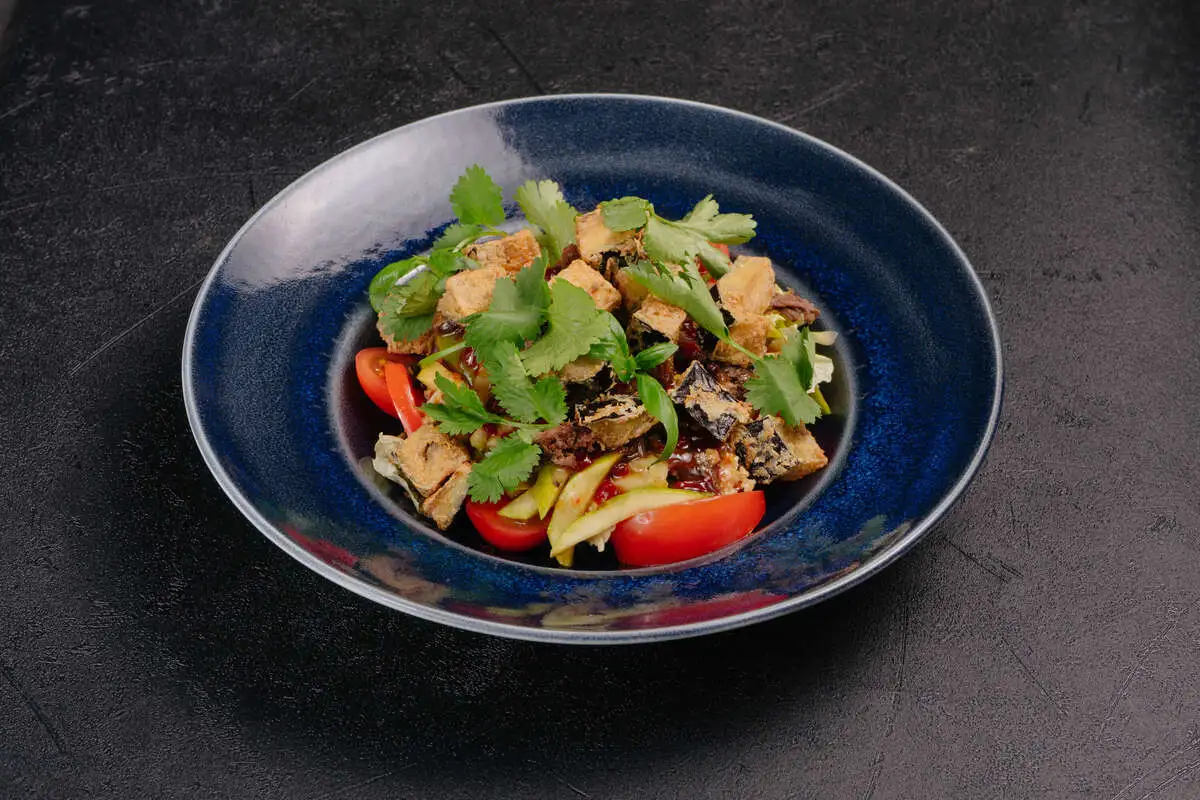 Салат с рваной говядиной и баклажанами