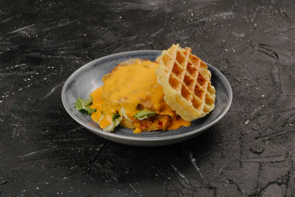 Бургер на дранике в соусе чеддер