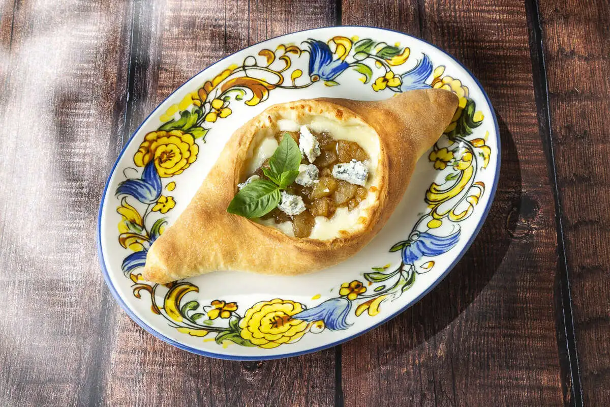 Хачапури груша-горгонзолла