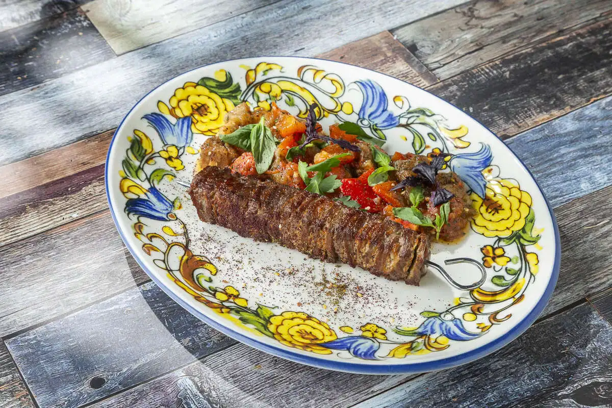 Мангал салат с кебабом из говядины