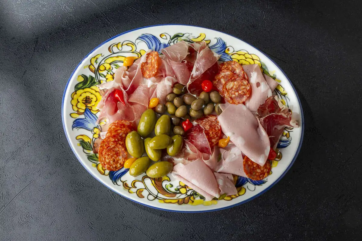 Большая тарелка закусок