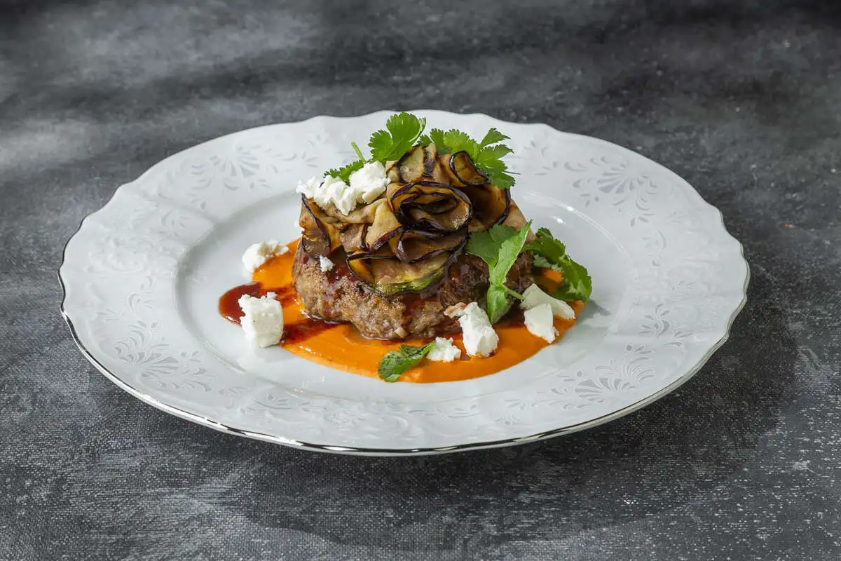 Котлета из баранины с печёным баклажаном и брынзой