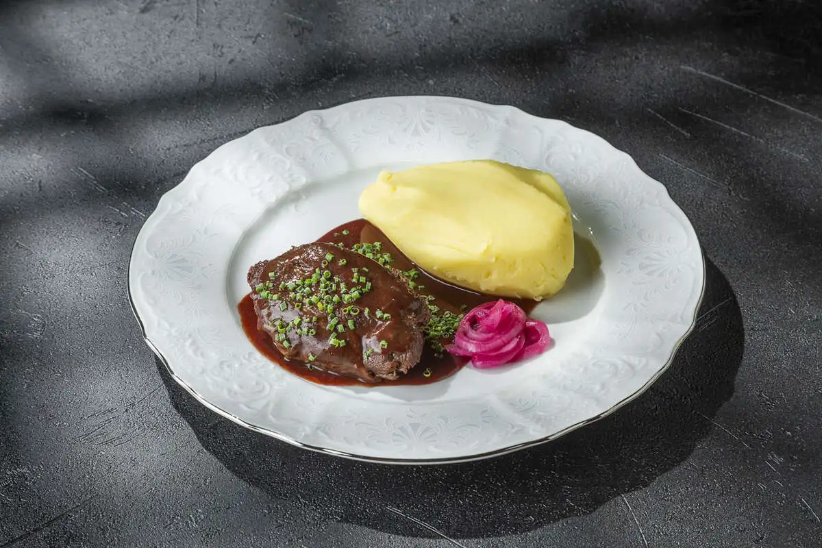 Стракотто из говяжьей щеки с винным соусом