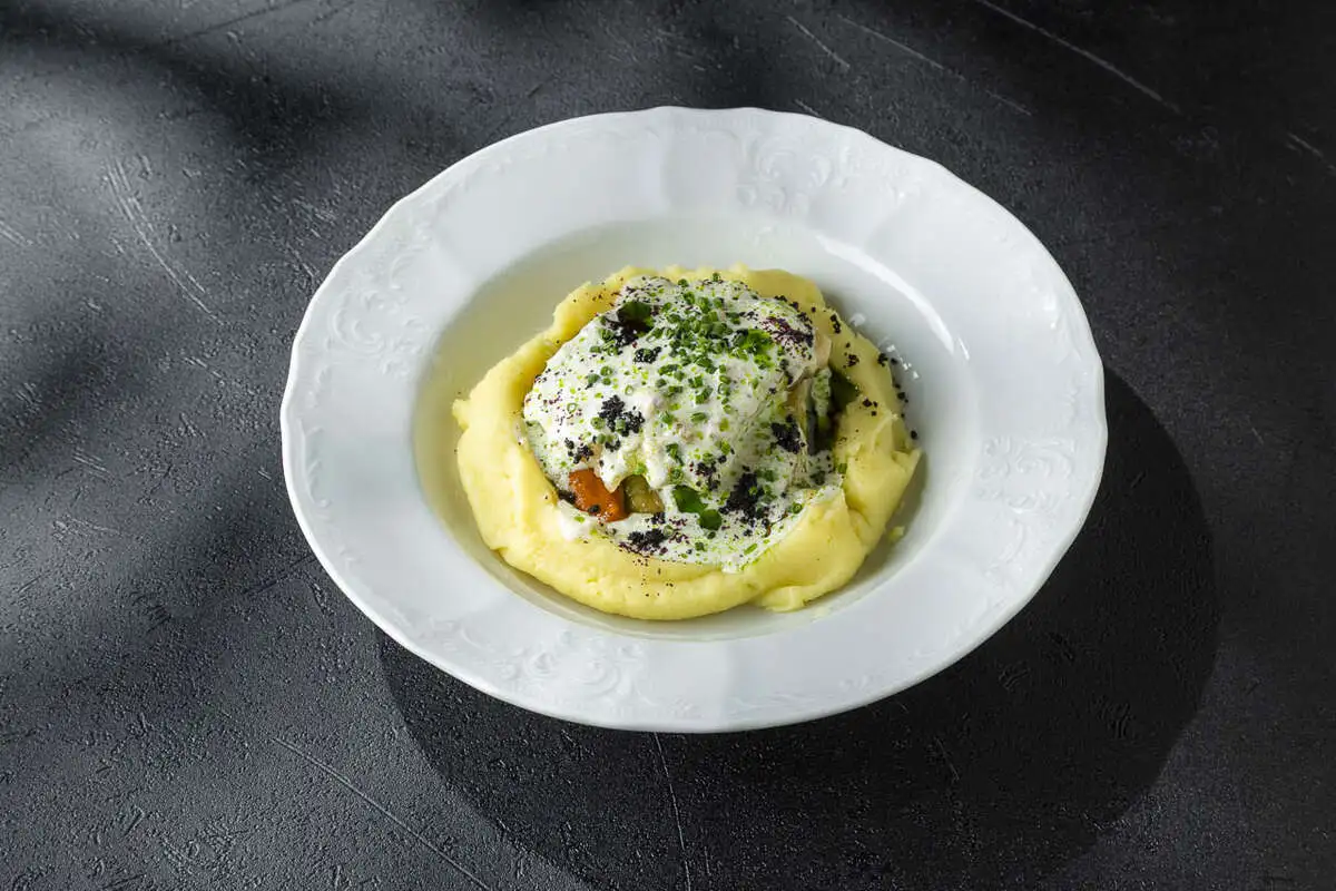 Треска со сливочным соусом и землей из маслин