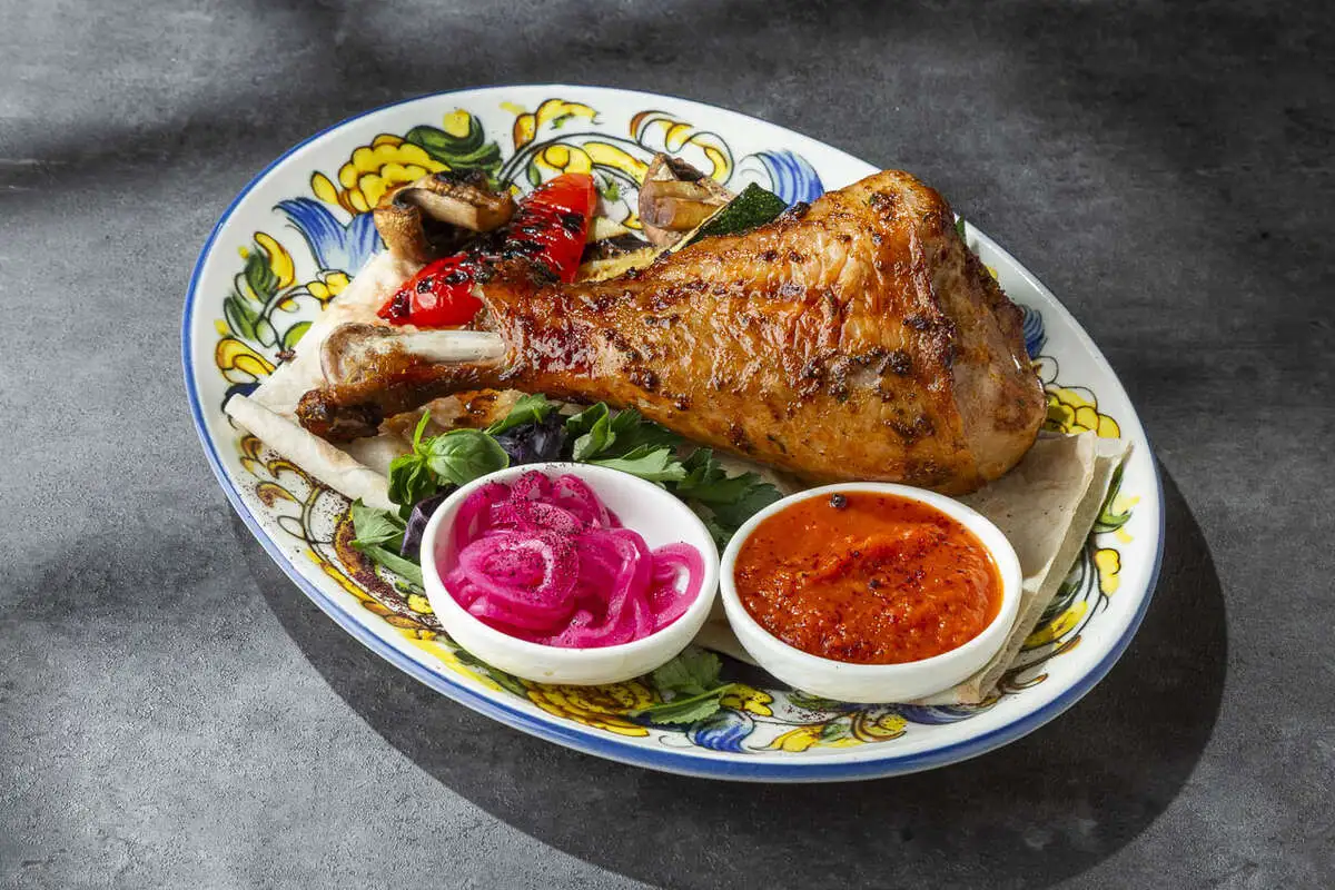 Голень индейки с овощами на двоих