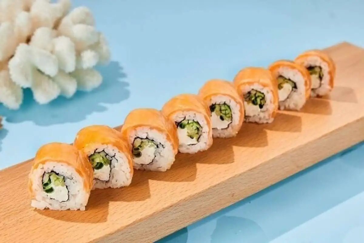 Ролл с опалённым лососем