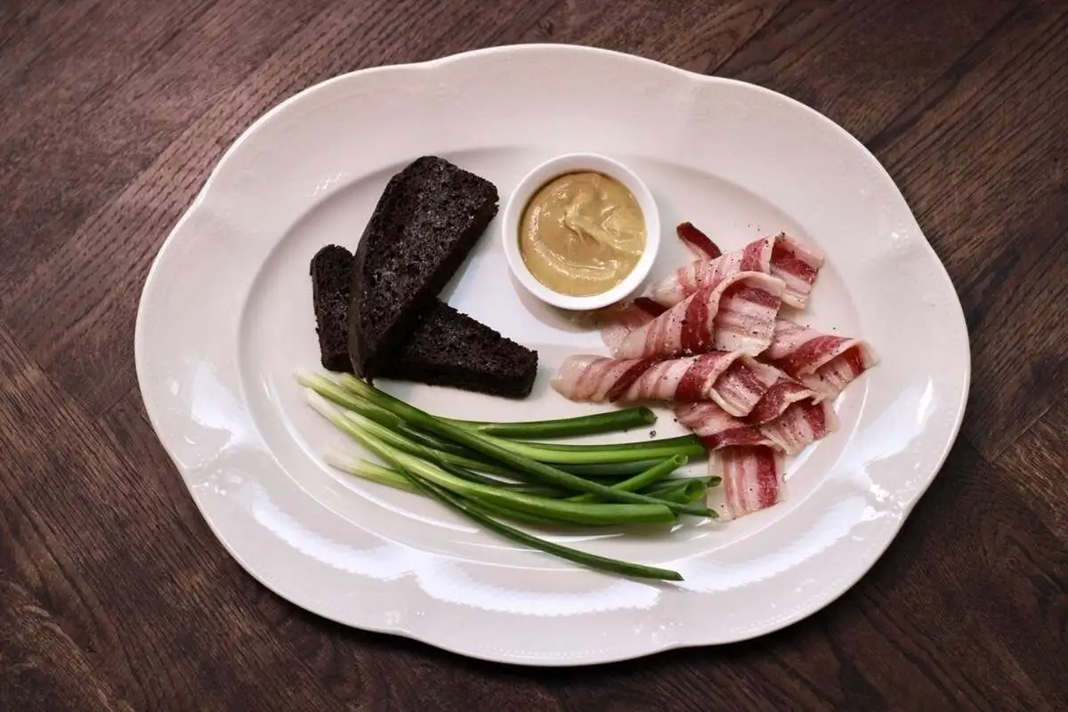 Сало с горчицей и луком