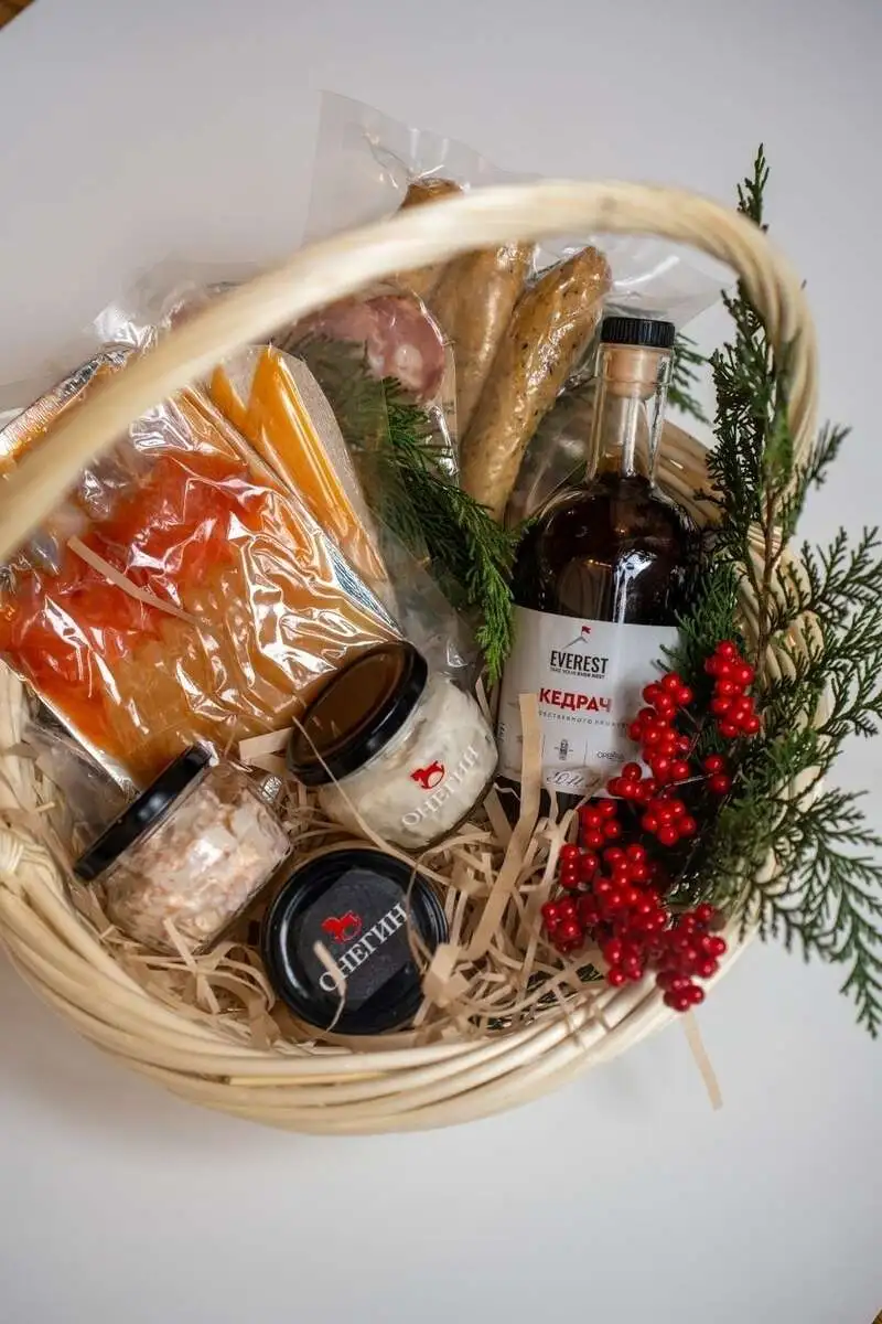 Корзина 1 настойка с паштетами и нарезками