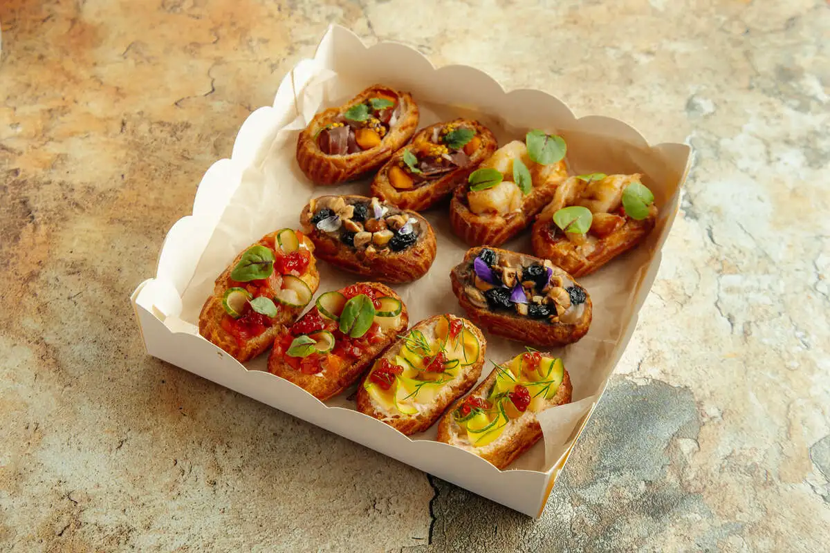 Бокс с эклерами