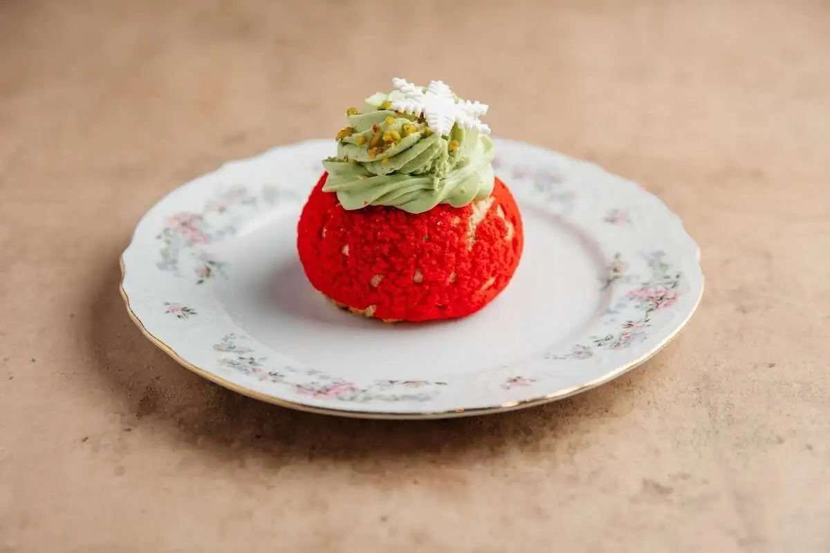 Шу с фисташкой и вишней