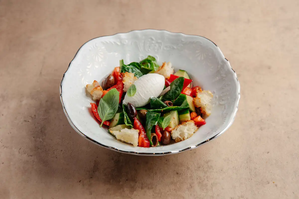 Греческий салат с томатами и кремом из феты