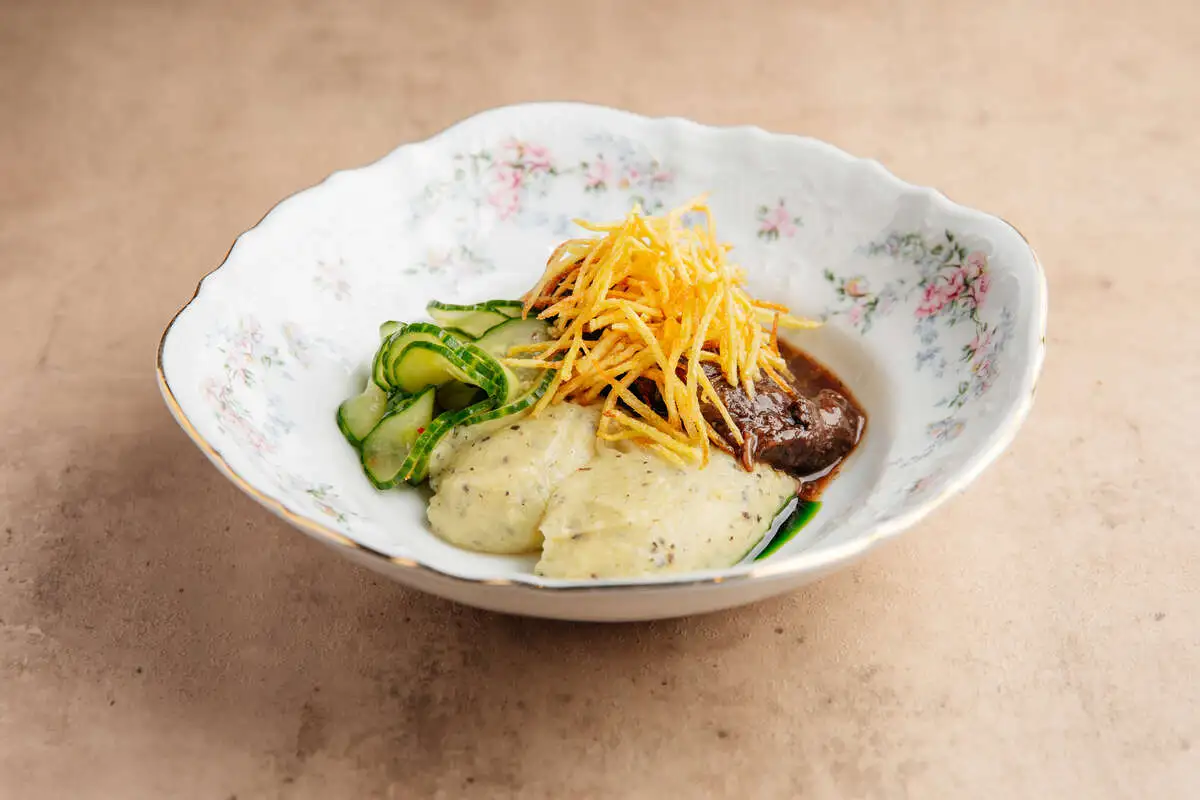 Томленая щека с трюфельным пюре и пряными огурцами