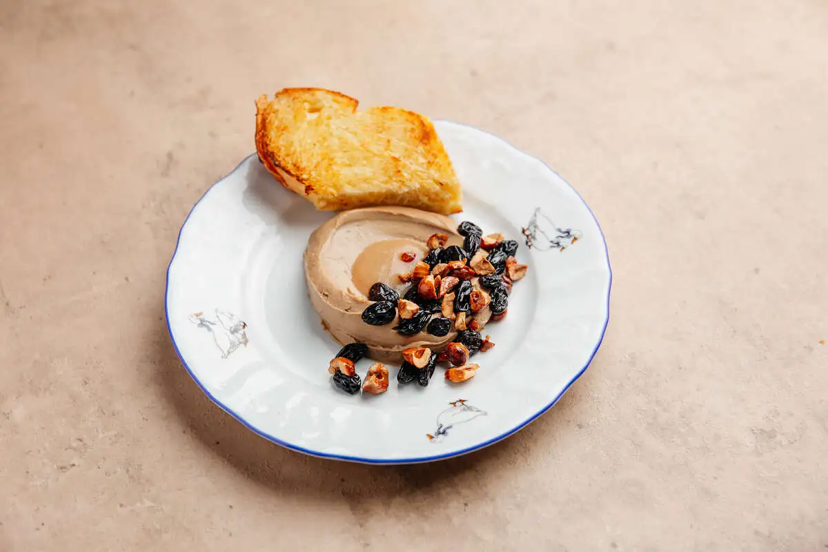 Паштет из куриной печени с маринованным изюмом