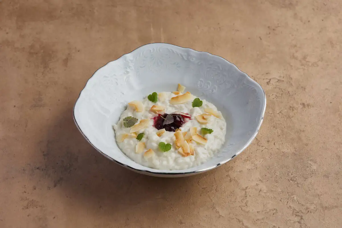 Рисовая каша с вишней и кокосом