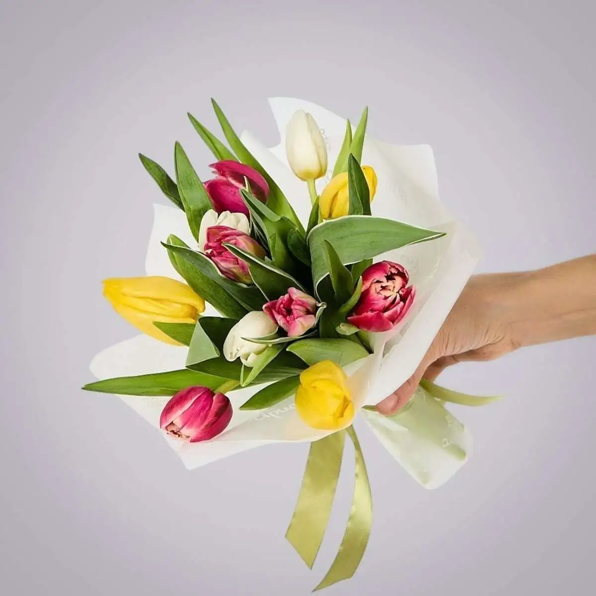 slide-https://cdn.smt.bz/uploads/media/photo/7535066/monobuket-iz-11-tyulpanov-miks-v-upakovke-.webp