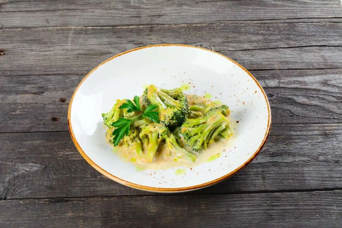 Брокколи в ореховом соусе