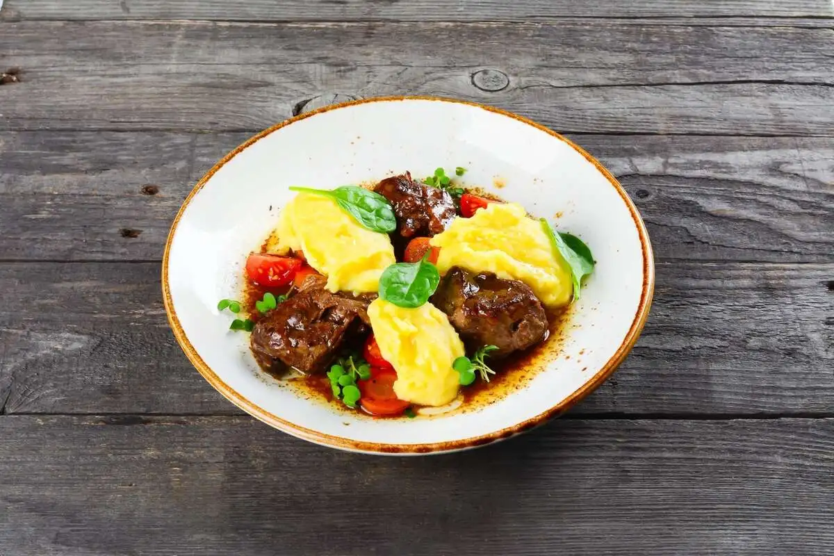 Говядина томленая с картофельным пюре