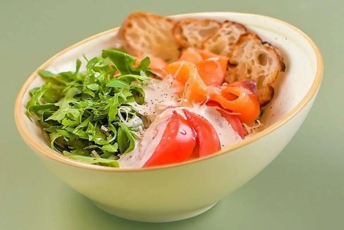 Салат с лососем