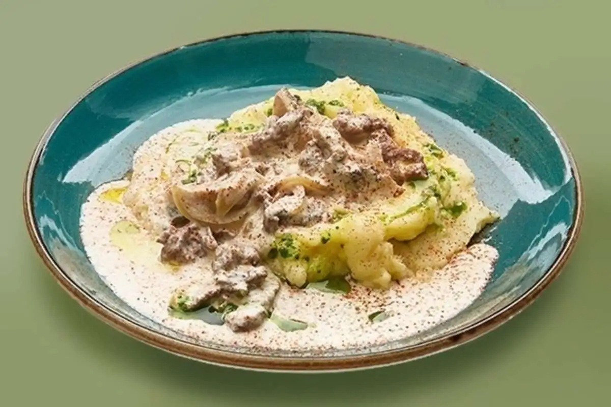 Бефстроганов из говядины с картофельным пюре