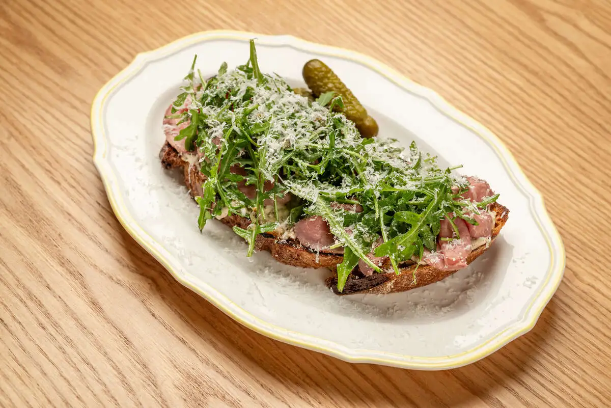 Брускетта с ростбифом и рукколой 