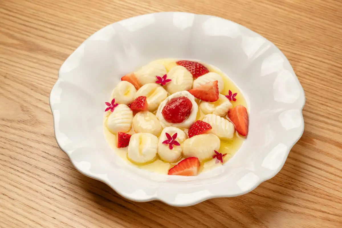 Творожные ньокки с ванильным кремом и клубникой