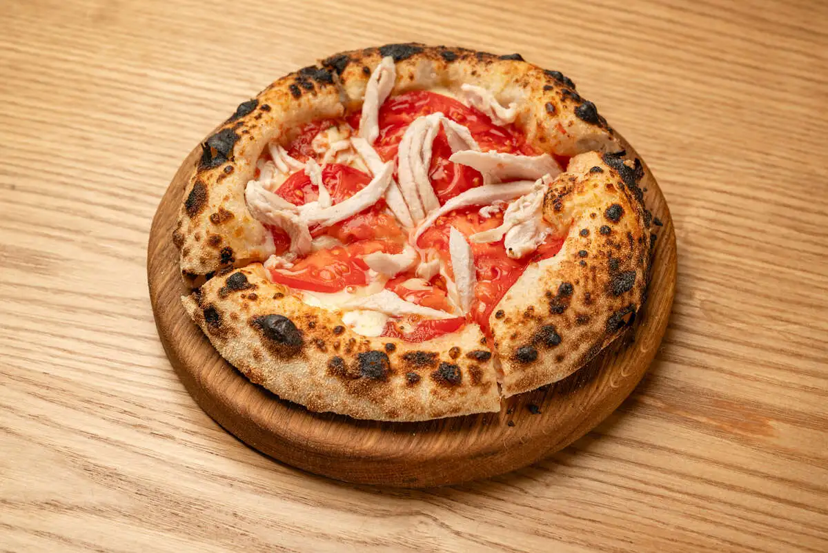 Детская пицца с курицей и моцареллой 