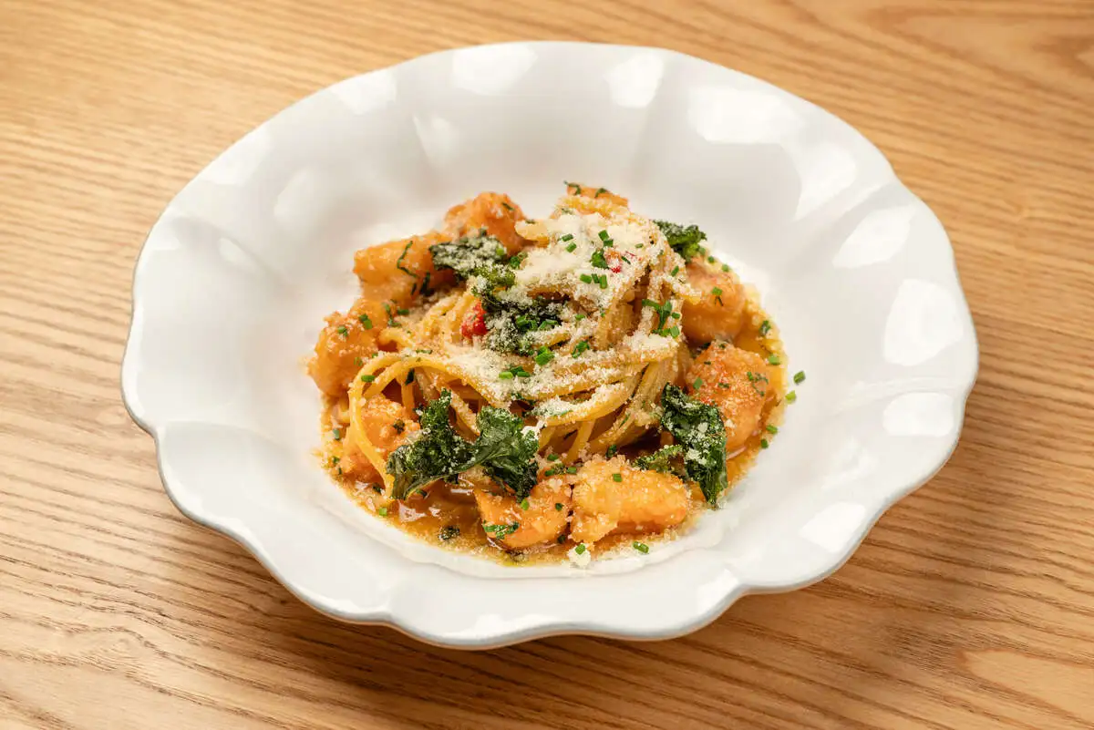 Паста с соусом биск и креветками 