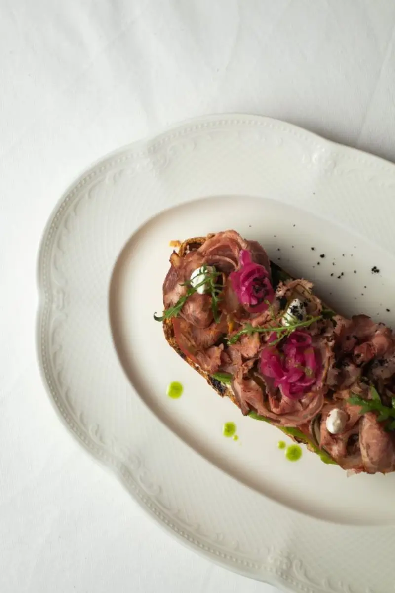 БРУСКЕТТА С ПАСТРАМИ