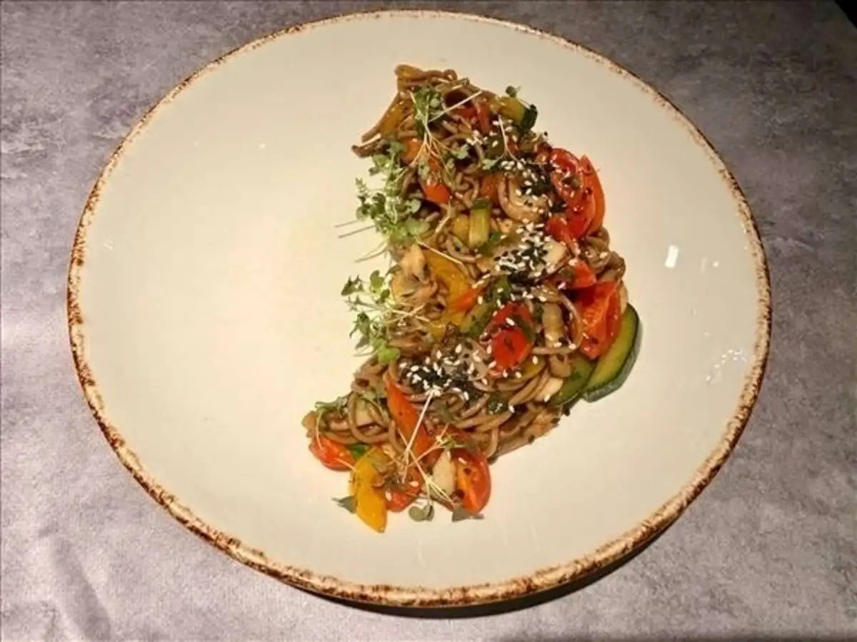 Гречневые спагетти с овощами и грибами