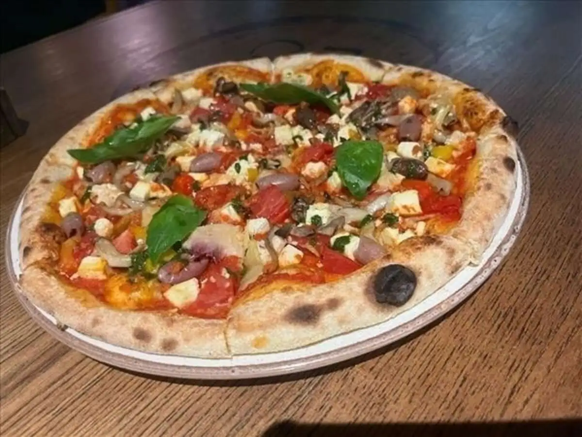 Пицца с овощами и вешенками