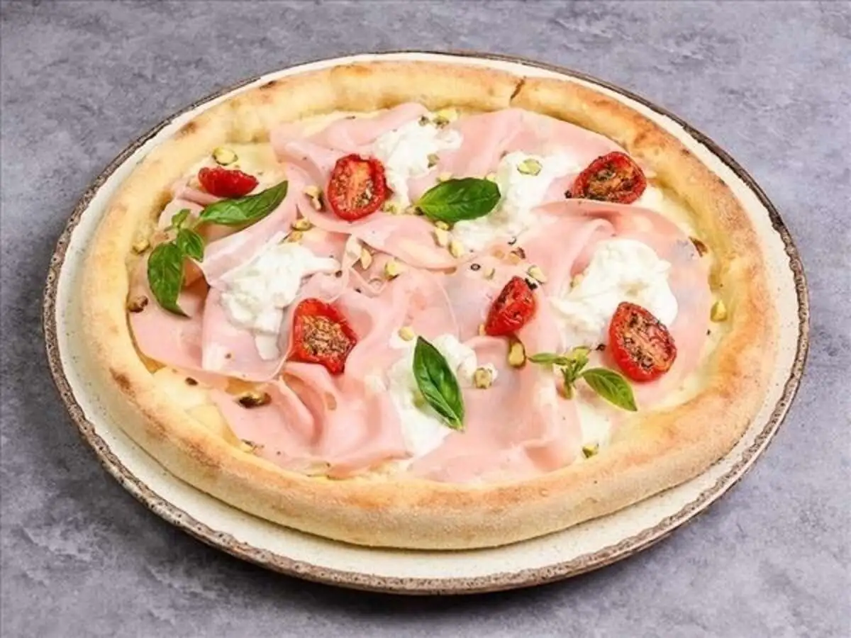 Пицца с мортаделлой и страчателлой